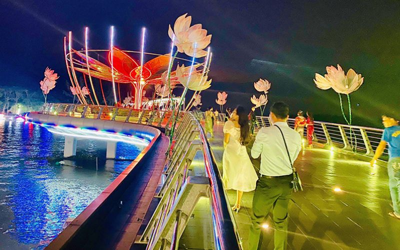 Buổi tối bạn có thể đi dạo check-in trên cầu Tình Yêu