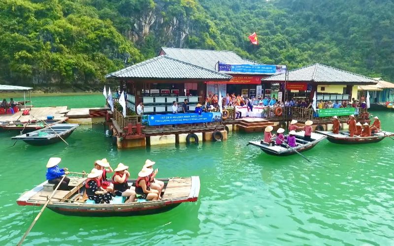 Du lịch tại vịnh Hạ Long và vịnh Lan Hạ