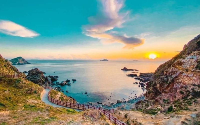 Quy Nhơn thu hút du khách bởi vẻ đẹp hoang sơ của những bãi biển xanh trong