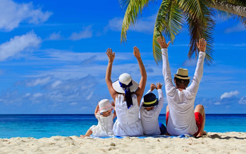 Cha mẹ luôn giữ trẻ trong tầm mắt để đảm bảo an toàn cho trẻ