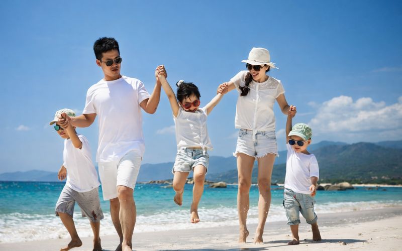 Cha mẹ nên ưu tiên các hoạt động tham quan nhẹ nhàng vào buổi sáng khi thời tiết còn mát