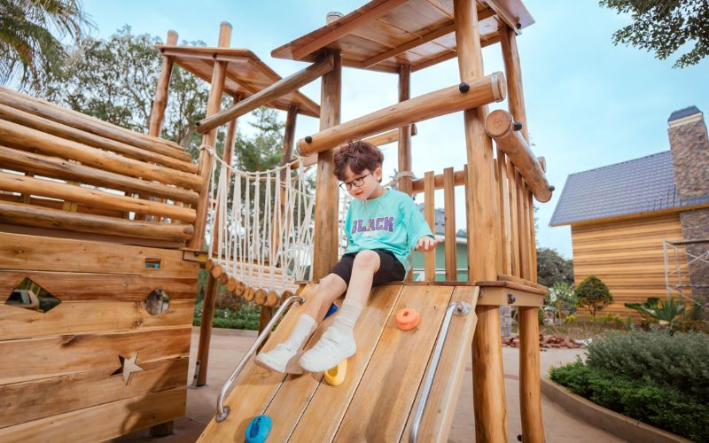 Cha mẹ có thể cho trẻ tham gia khu vui chơi, công viên chủ đề