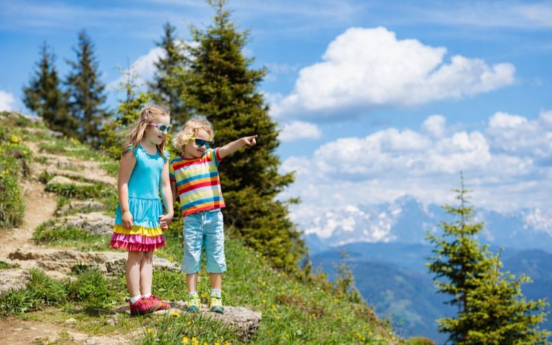 Cha mẹ có thể cho trẻ tham gia du lịch sinh thái, thiên nhiên nhẹ nhàng