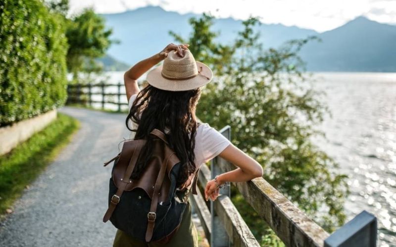 Bạn nên tránh di chuyển đến những nơi vắng vẻ, ít người qua lại