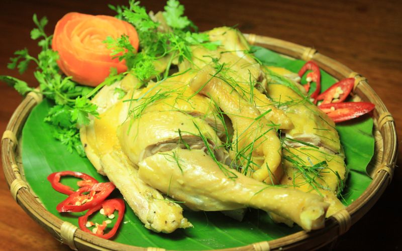 Gà đồi Ba Vì hấp lá chanh