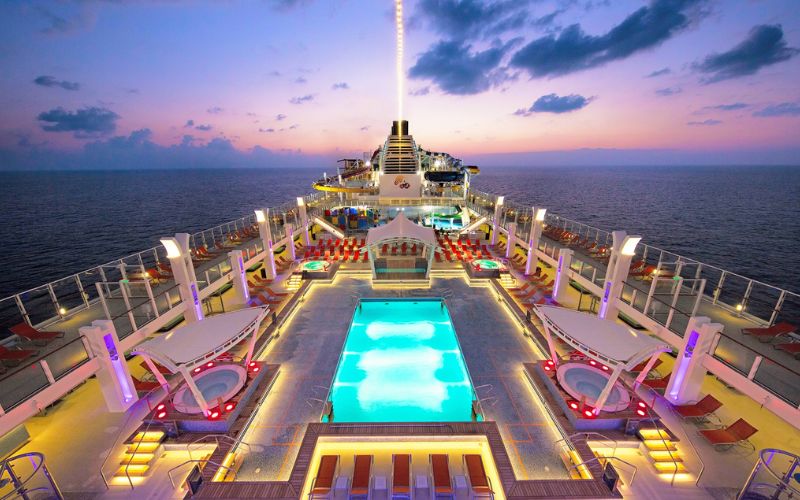 Sau khi lên tàu, bạn hãy đi dạo một vòng dạo quanh để xác định vị trí nhà hàng, hồ bơi