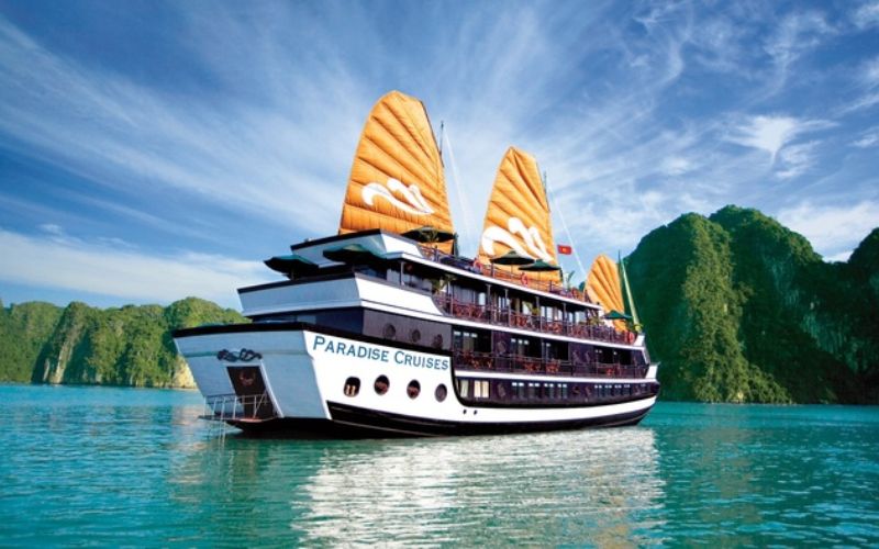 Nếu rời du thuyền tham quan độc lập bạn cần mang theo thẻ liên lạc có ghi tên tàu