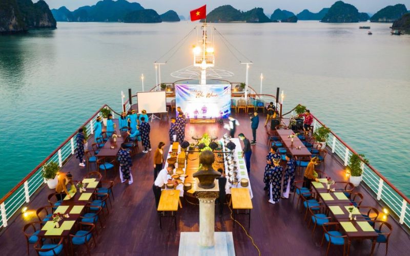 Sử dụng dịch vụ ăn uống và giải trí trên du thuyền