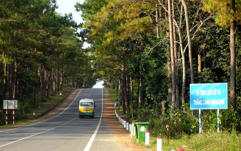 Việc di chuyển đến Măng Đen khá thuận tiện nhờ hệ thống giao thông đang dần hoàn thiện