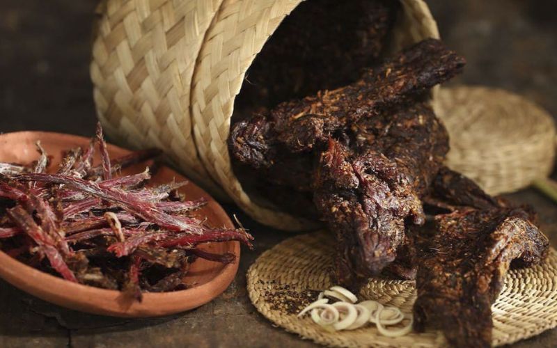 Bạn có thể mua thịt trâu hun khói về làm quà