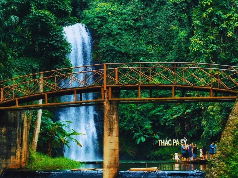 Thác Pa Sỹ gây ấn tượng với dòng nước trắng xóa đổ từ trên cao xuống