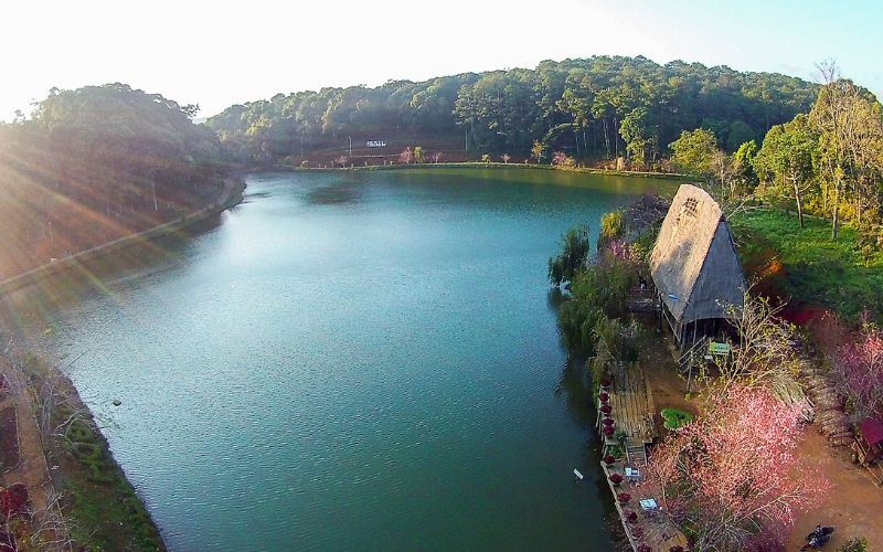 Theo kinh nghiệm đi du lịch Măng Đen, bạn nên đến Hồ Đăk Ke vào mùa xuân