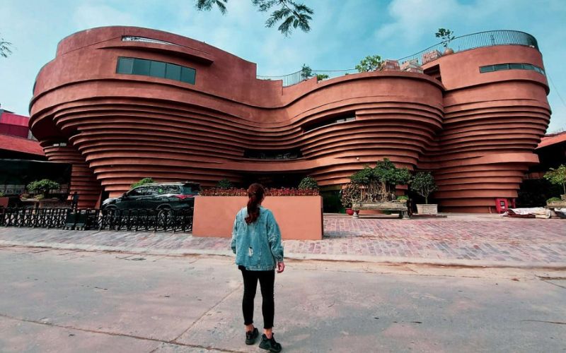 Kinh nghiệm đi du lịch sông Hồng đó là nên ghé thăm Làng gốm Bát Tràng