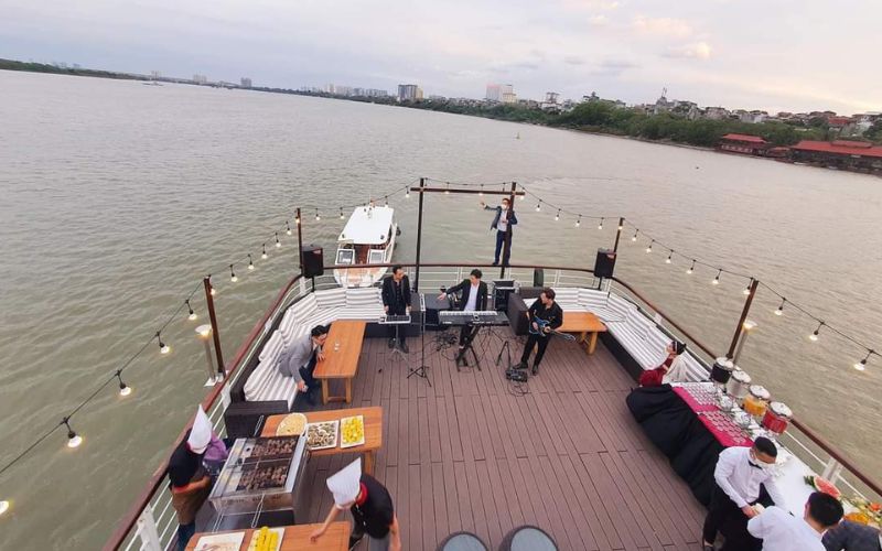 Du khách được phục vụ trà chiều ngay trên tàu