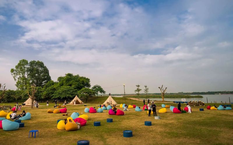 Hoạt động cắm trại bên bờ sông vào buổi sáng giúp trẻ nhỏ có không gian vui chơi