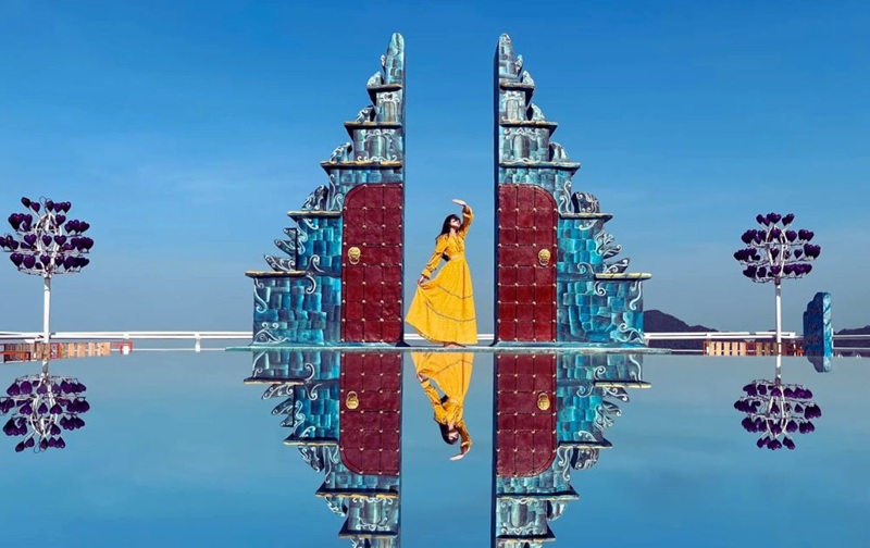 Du khách đến Cổng Trời để ngắm nhìn toàn cảnh thung lũng trong ánh hoàng hôn