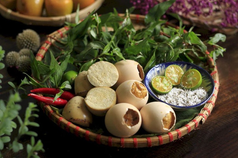 Thưởng thức trứng nướng nóng hổi tại quảng trường ở Tam Đảo