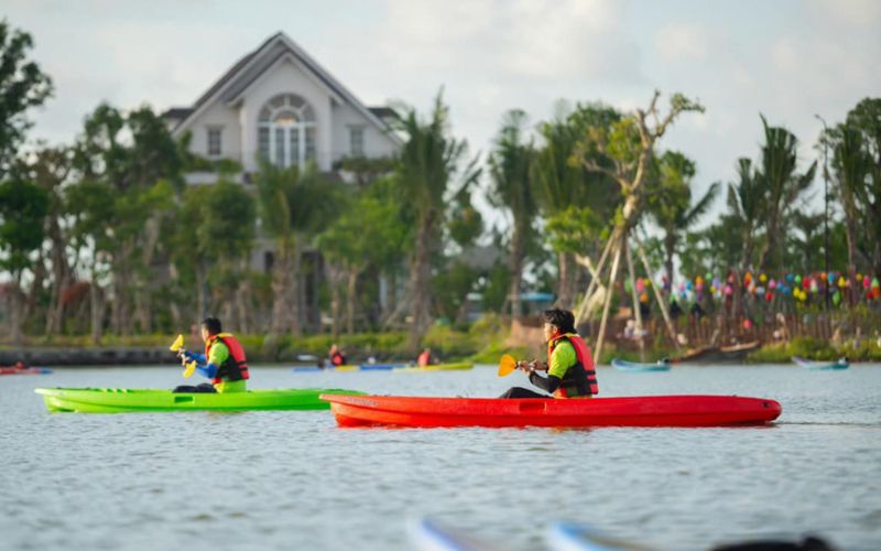 Chèo thuyền Kayak trên hồ Thiên Nga