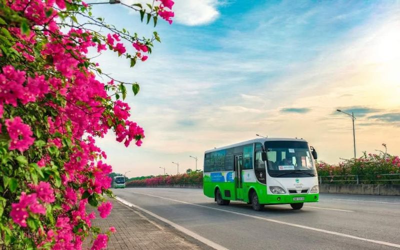 Di chuyển bằng hệ thống xe buýt Ecobus