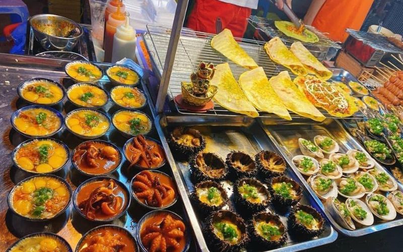 Du khách thưởng thức các món ăn thơm ngon tại các khu phố vào ban đêm