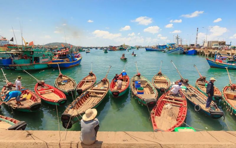 Du khách dừng chân tại làng chài Hàm Ninh để cảm nhận nhịp sống bình dị của ngư dân
