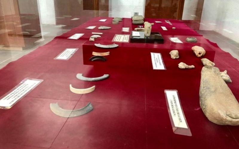 Du khách ghé thăm Bảo tàng Hùng Vương để chiêm ngưỡng các hiện vật cổ