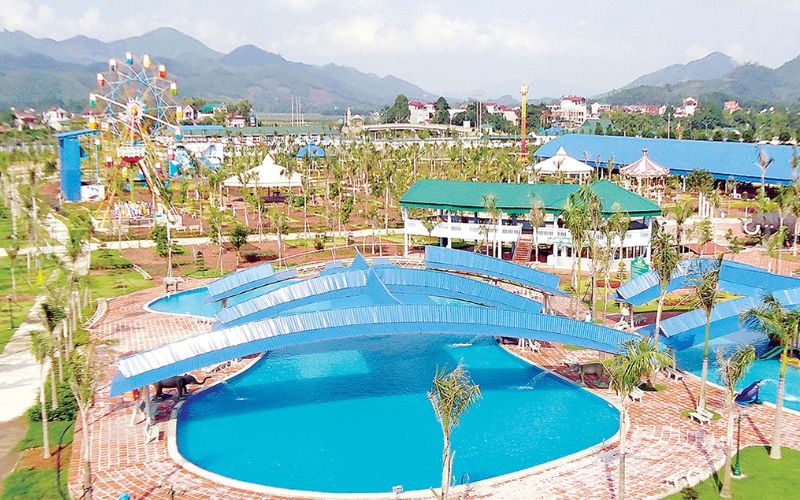 Du khách trải nghiệm các trò chơi giải trí tại khu du lịch Đảo Ngọc Xanh