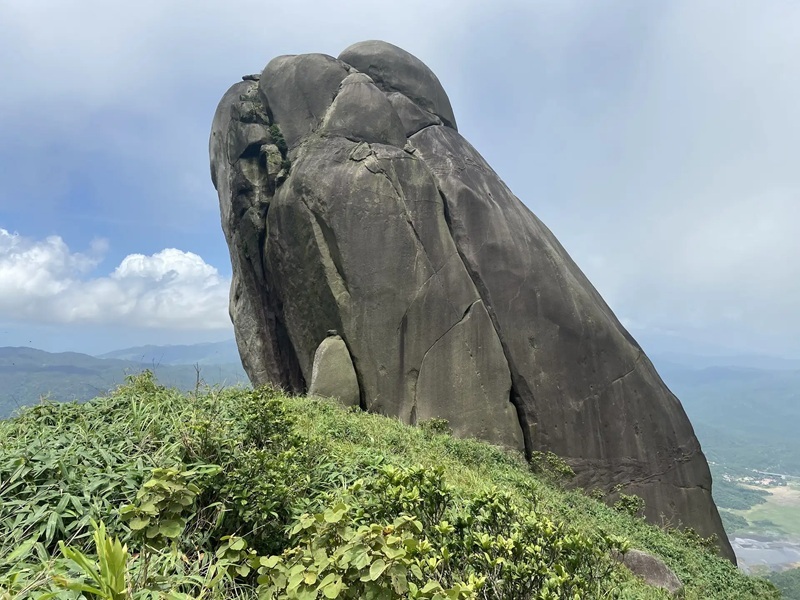 Núi Đá Bia Phú Yên