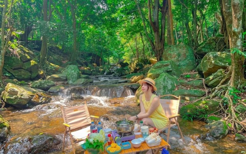 Khi đến du lịch bạn cũng cần thu gom rác thải và bỏ đúng nơi quy định