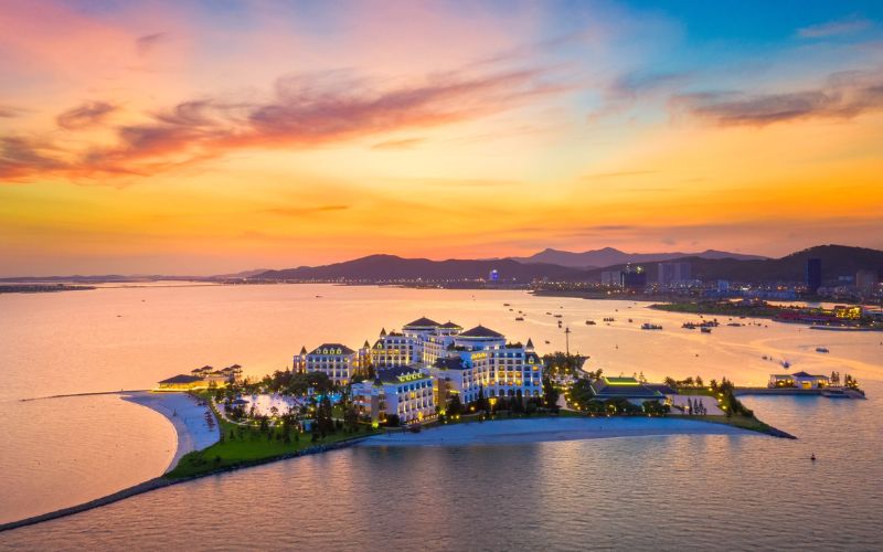 Bãi Cháy là một trong các địa điểm du lịch nổi tiếng ở Quảng Ninh