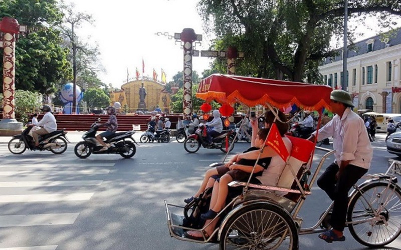 Khách du lịch thường sử dụng xích lô để tham quan 36 phố phường tại Hà Nội