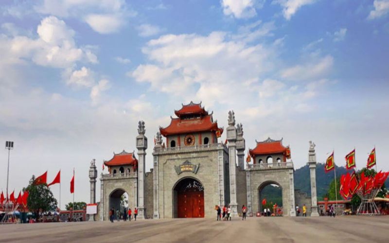 Các địa điểm du lịch cách Hà Nội 100km không thể không nhắc đến Khu di tích lịch sử Đền Hùng
