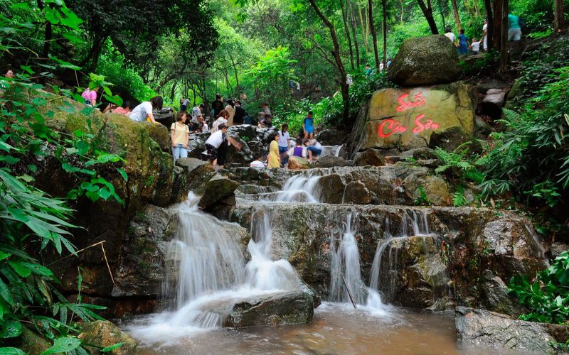 Quần thể Côn Sơn – Kiếp Bạc là các địa điểm du lịch cách Hà Nội 100km