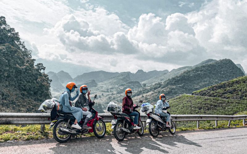 Xe máy phù hợp với những hành trình khám phá, chủ động lịch trình và di chuyển linh hoạt