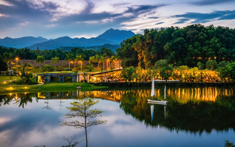 Hồ Đại Lải là một trong các địa điểm du lịch cách Hà Nội 100km