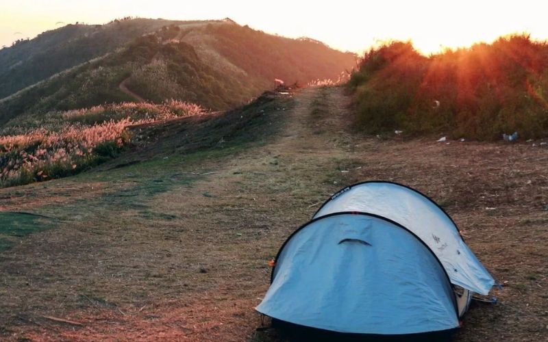 Nhắc đến địa điểm cắm trại hoang sơ gần Hà Nội không nên bỏ qua Đỉnh Bù Lầu
