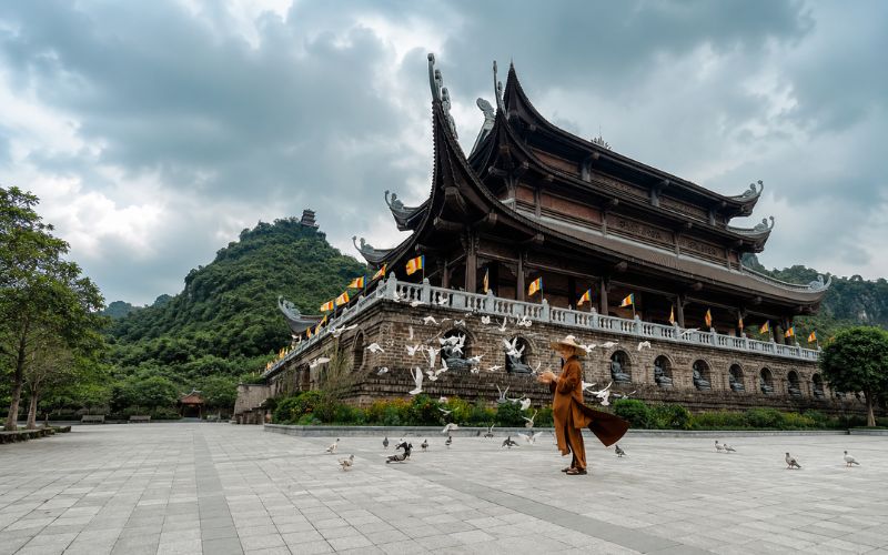 Chùa Tam Chúc là địa điểm du lịch gần Hà Nội mùa đông