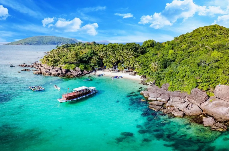 Côn Đảo gồm 16 hòn đảo lớn nhỏ nằm ngoài khơi bãi biển tỉnh Bà Rịa – Vũng Tàu