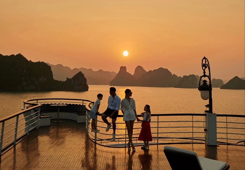 Vịnh Hạ Long (Quảng Ninh)