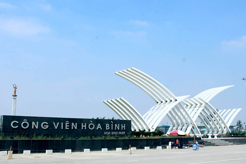 Thiết kế cổng chào và cảnh quan mang thông điệp "No War"